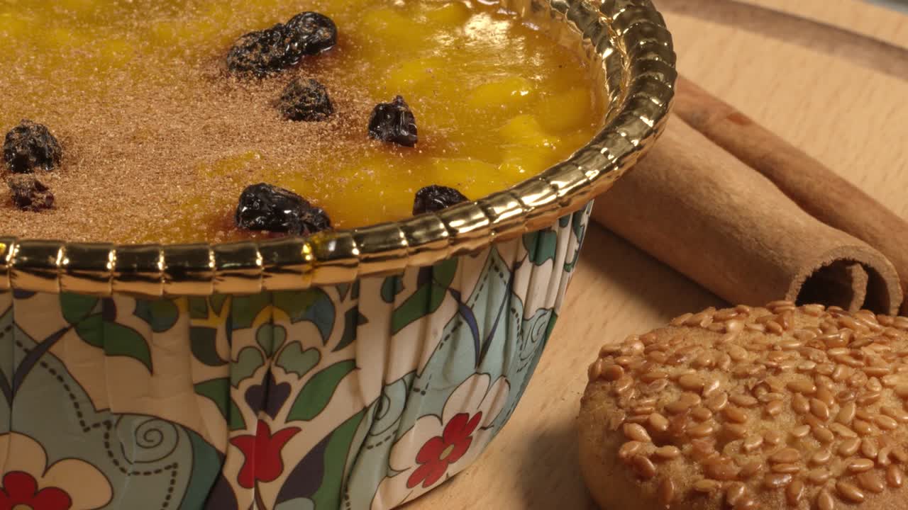 pudín de arroz hecho con azafrán