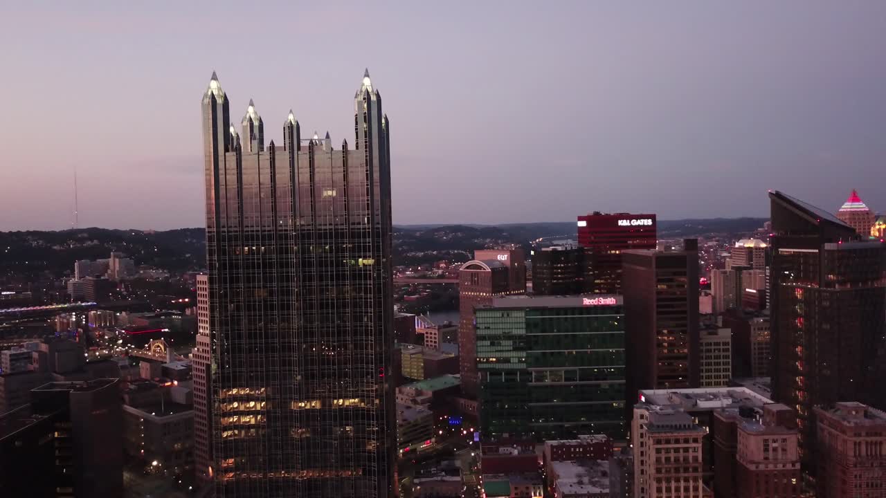 Pittsburgh, Pennsylvania şehir merkezi silüeti üzerinde güzel bir gece hava çekimi 3.