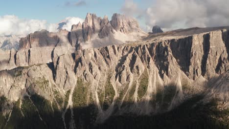 Luftaufnahme-Der-Sonne,-Die-Auf-Die-Malerischen-Berge-Der-Croda-Da-Lago-Scheint