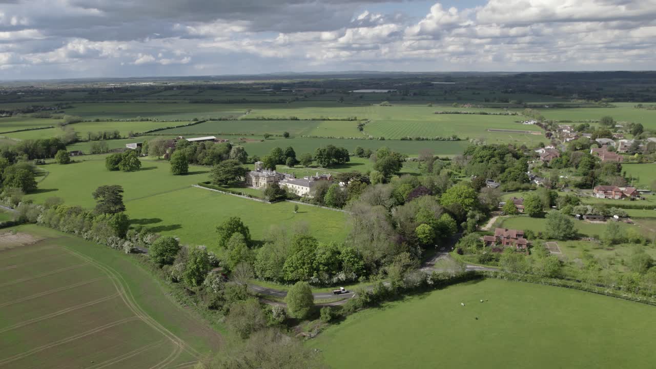 Bricklehampton Hall ja kylä, Yhdistyneen kuningaskunnan ilmakuva maisemasta kevätkaudella, Worcestershire, Pohjois-Cotswolds.