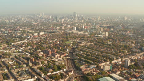 Toma-Aérea-Sobre-La-Ciudad-De-Kentish-Hacia-El-Centro-De-Londres