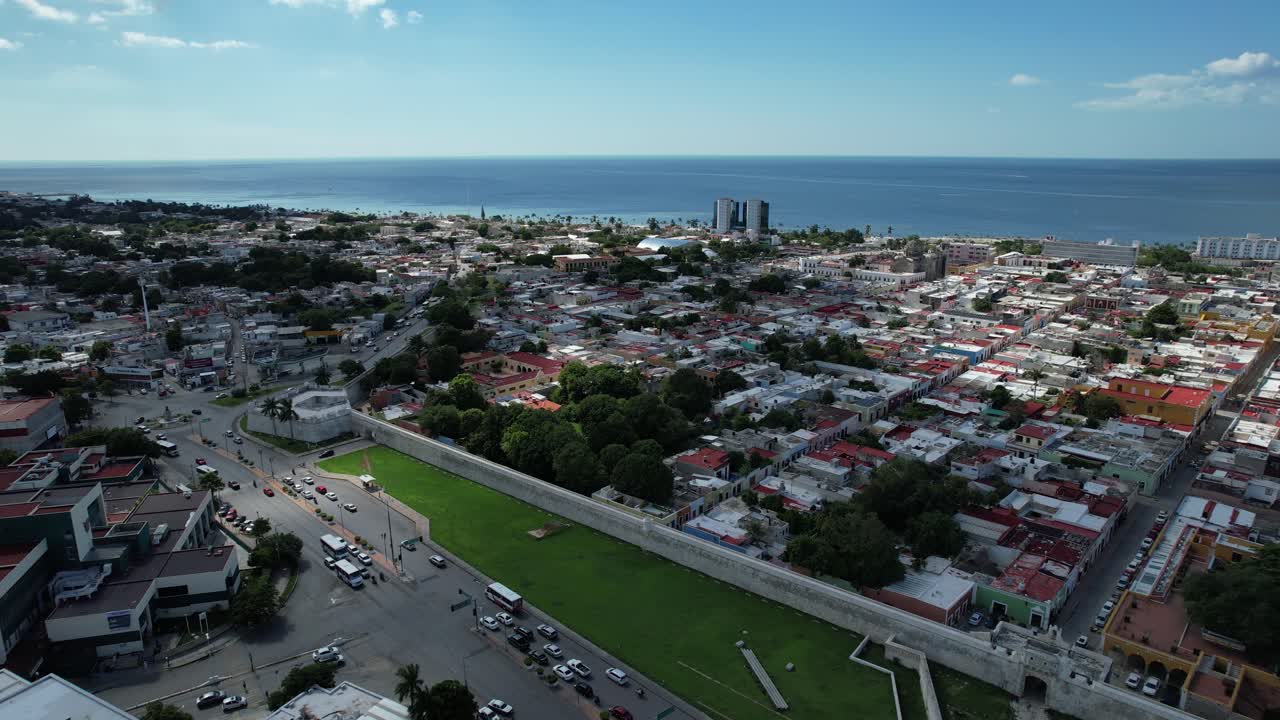 toma frontal de la ciudad de campeche con sus muros piratas originales