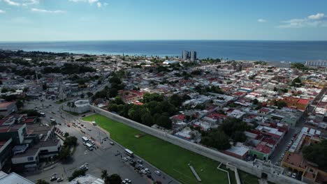 Toma-Frontal-De-Drone-De-La-Ciudad-De-Campeche-Con-Sus-Muros-Piratas-Originales.