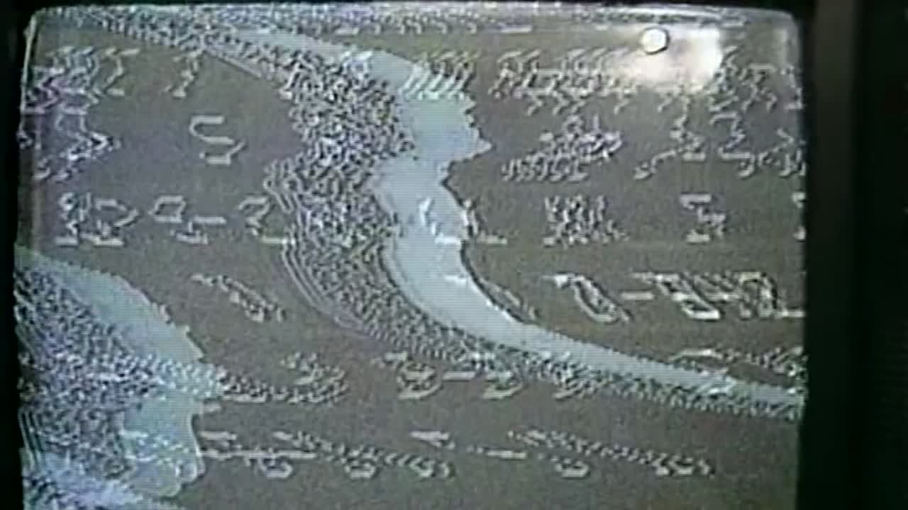 televisión de la década de 1980 con zoom lento mostrando estática