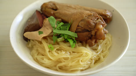 Getrocknete-Nudeln-Mit-Geschmorter-Ente-In-Weißer-Schüssel---Asiatischer-Essensstil