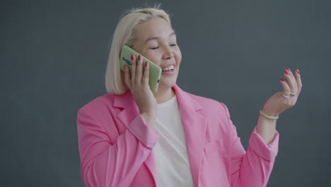 mujer hablando por telefono