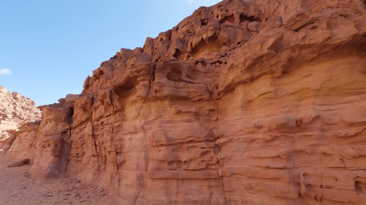 Dune rocciose arancioni nel sito di Egypt Canyon con un movimento di panning della telecamera da destra a sinistra che mostra l'archeologia e l'aspetto geologico delle rocce