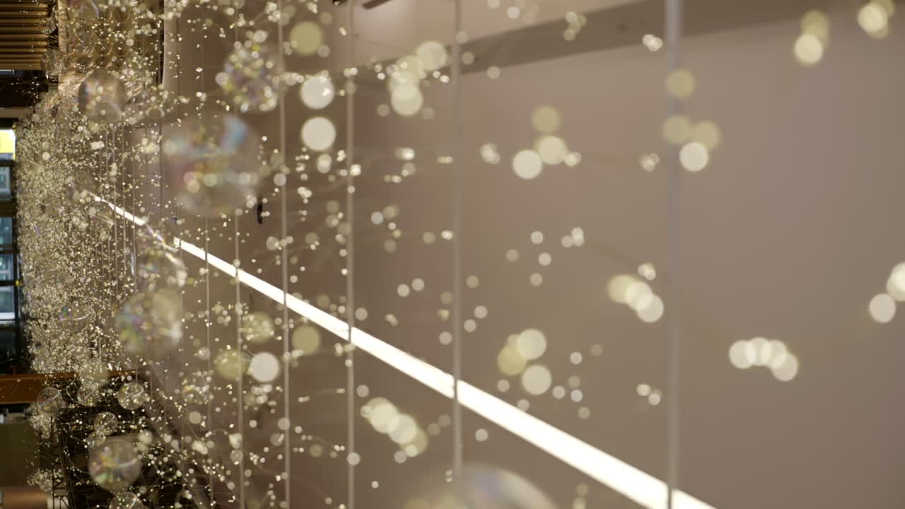 cientos verticales de luces de hadas parpadeantes en el interior del techo de la boutique de moda de barcelona