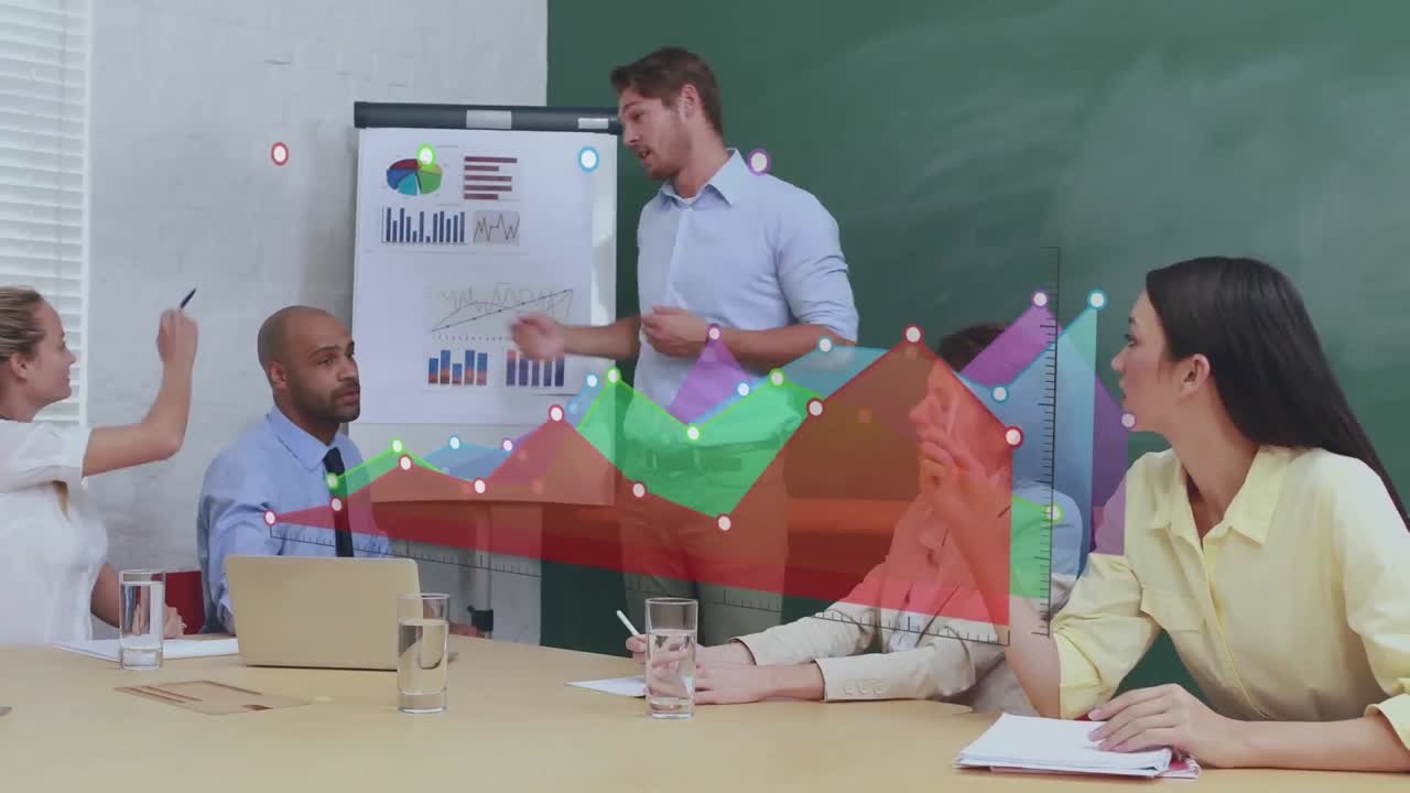 animación de gráficos multicolores sobre compañeros de trabajo multirraciales discutiendo informes en la sala de reuniones