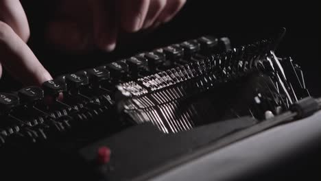 manos escribiendo en una vieja máquina de escribir