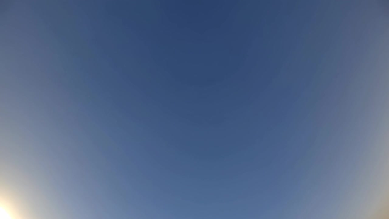 Cielo azzurro limpido durante l'ora d'oro