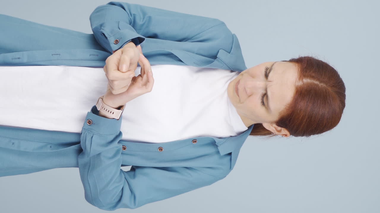 매우 빠른 심장 박동의 수직 비디오.