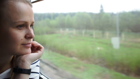 joven mirando por la ventana de un tren en movimiento