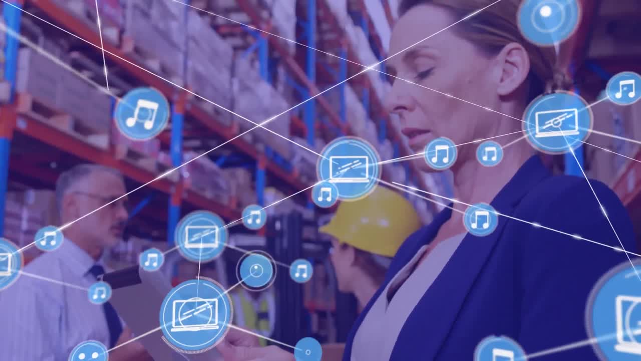 red de iconos digitales contra la supervisora caucásica que usa tableta digital en el almacén