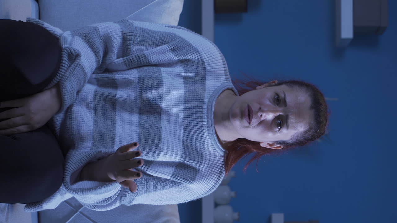 video vertical de una mujer deprimida hablando con la cámara.