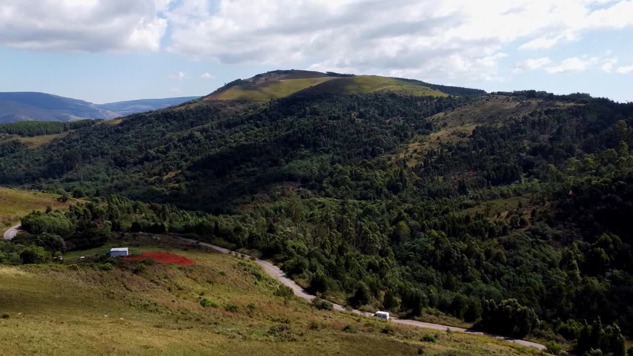 camioneta velocista conduciendo por las montañas en sudáfrica