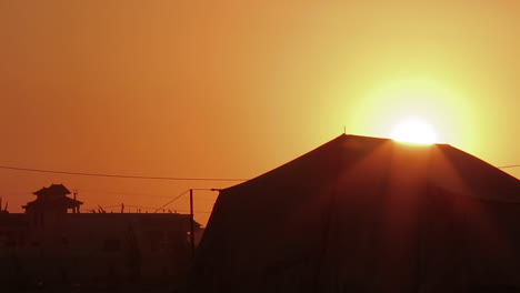 El-Sol-Sale-Detrás-De-Un-Campamento-De-Refugiados-Sirios-En-El-Desierto-De-Jordania.