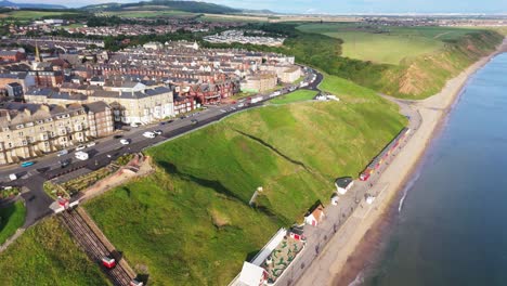 vista aérea de saltburn-by-the-sea, el muelle de saltburn y el océano en cleveland, north yorkshire en verano, temprano en la mañana