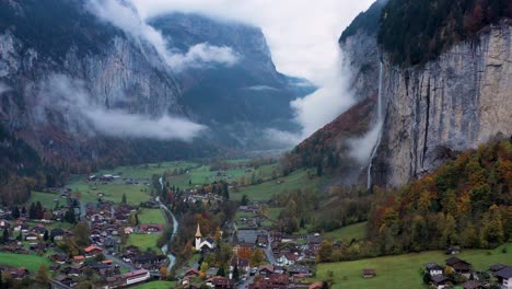 Imágenes-Aéreas-De-La-Ciudad-De-Lauterbrunnen-Ubicada-En-Las-Montañas-Suizas