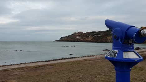telescopio de vidrio espía en la playa de howth