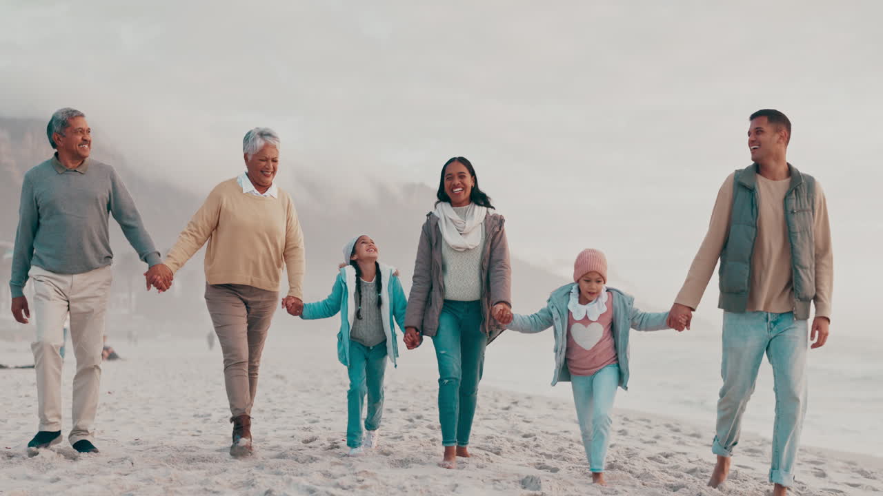 viajar, caminar y una gran familia cogida de la mano