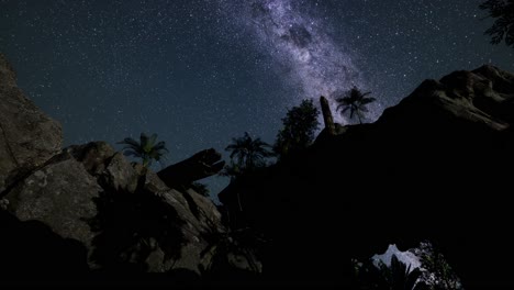 la galaxia de la vía láctea sobre las paredes del cañón de piedra arenisca