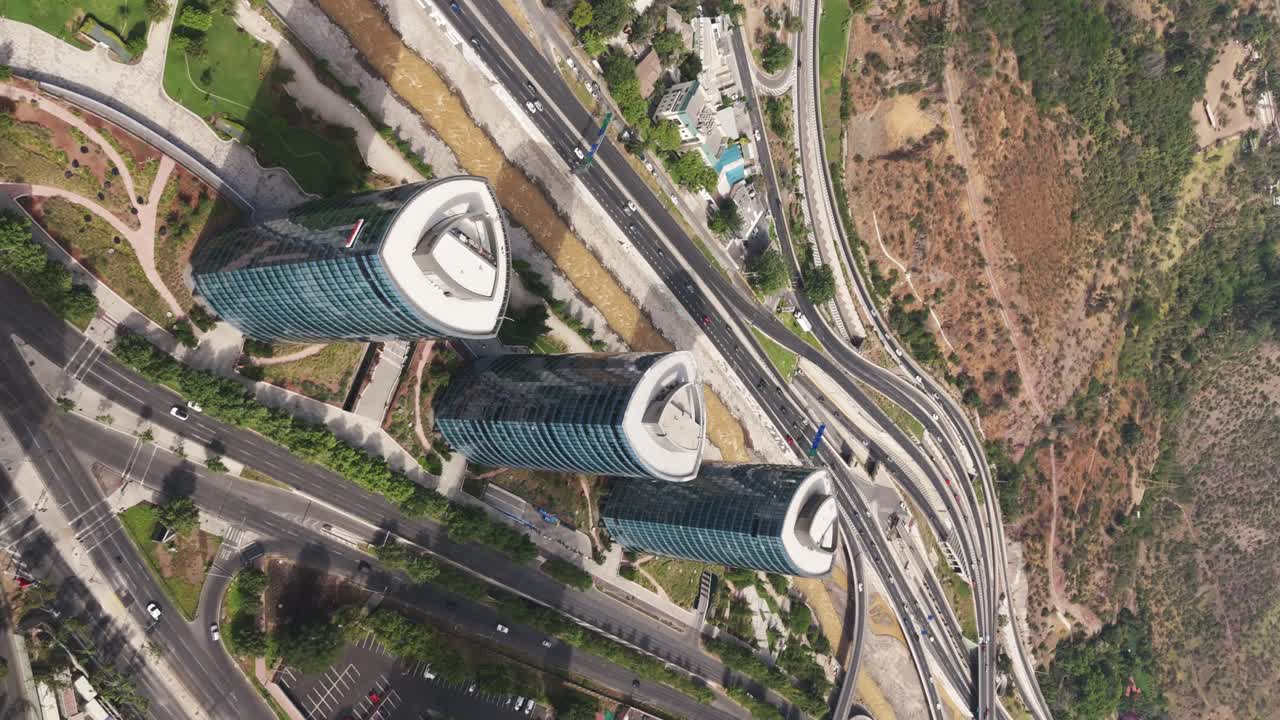 un avión volando sobre una fila de rascacielos de oficinas en el parque de titanio