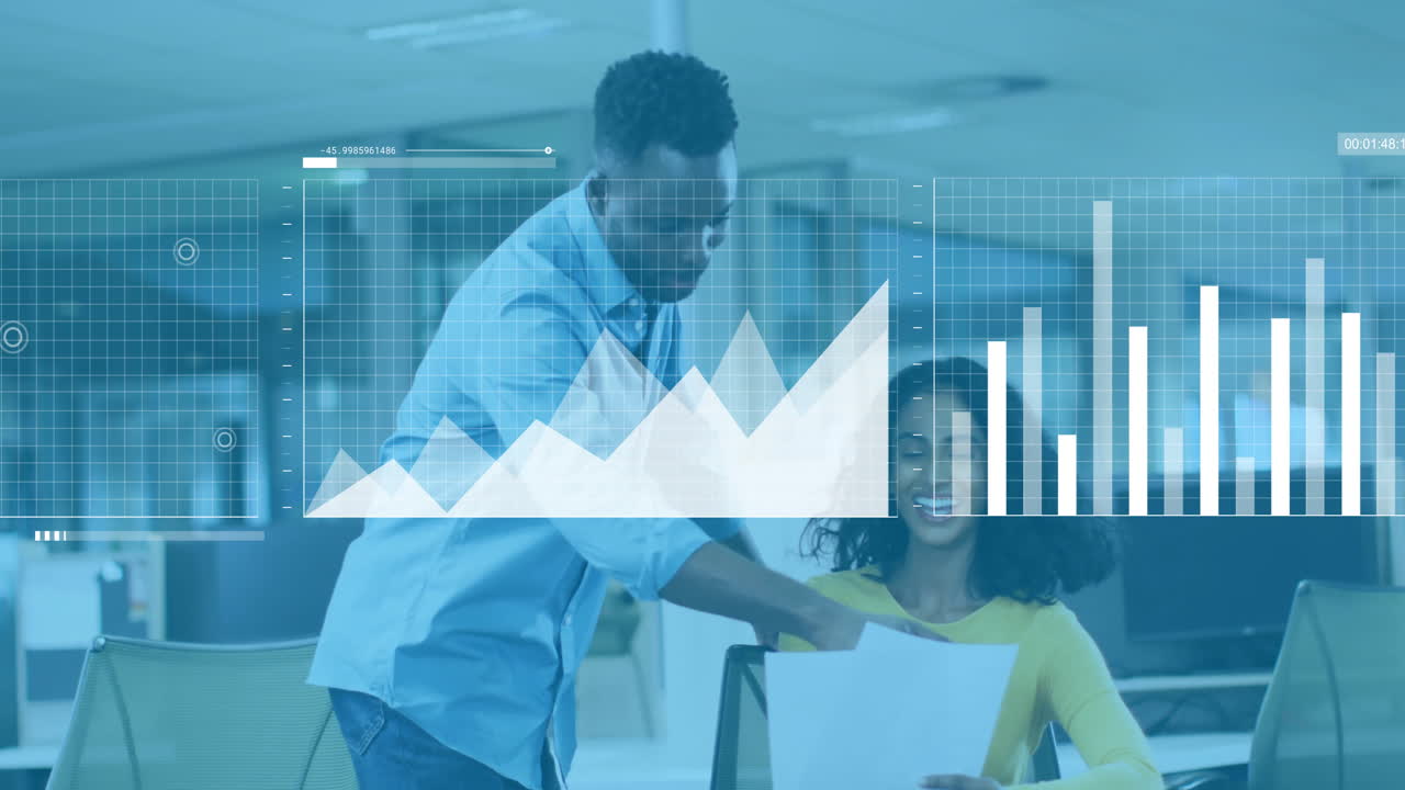 animación del procesamiento de datos financieros sobre diversos colegas que discuten el trabajo en la oficina