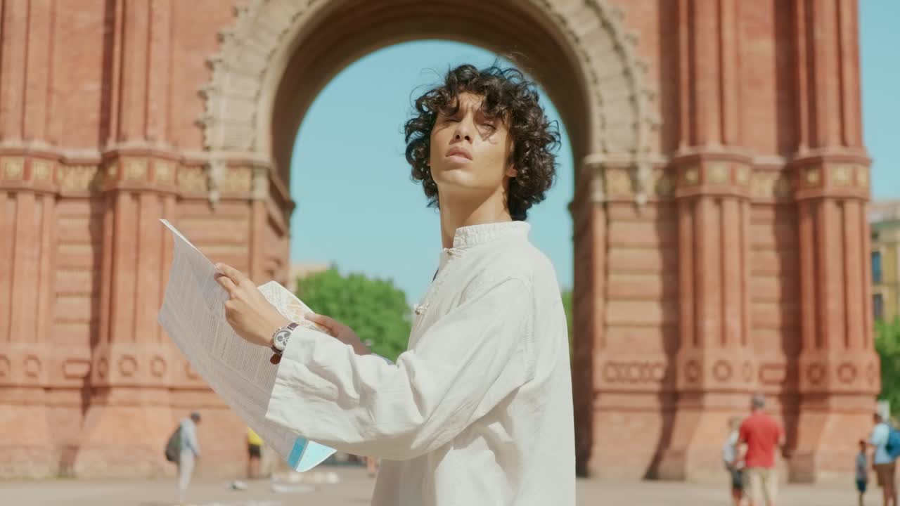 hombre turista en primer plano mirando el mapa al aire libre. joven buscando dirección con el mapa