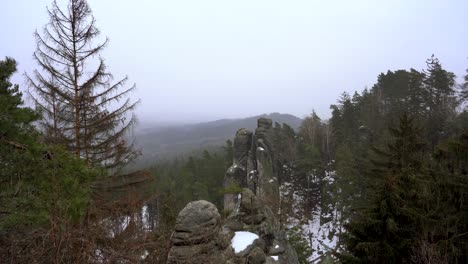 Perspectiva-Sobre-Una-Formación-Rocosa-De-Arenisca-En-Rocas-Prachov,-Paraíso-Bohemio,-En-Invierno-Con-Copos-De-Nieve-Voladores,-Pan-A-La-Izquierda