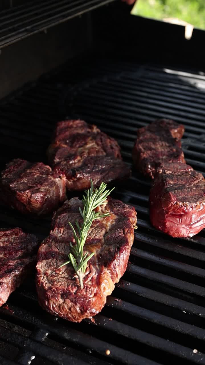 cocinando filetes en una parrilla