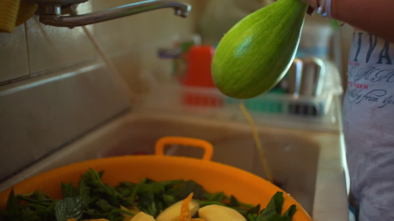 실내에서 호박 껍질을 벗기는 백인 여성의 영상