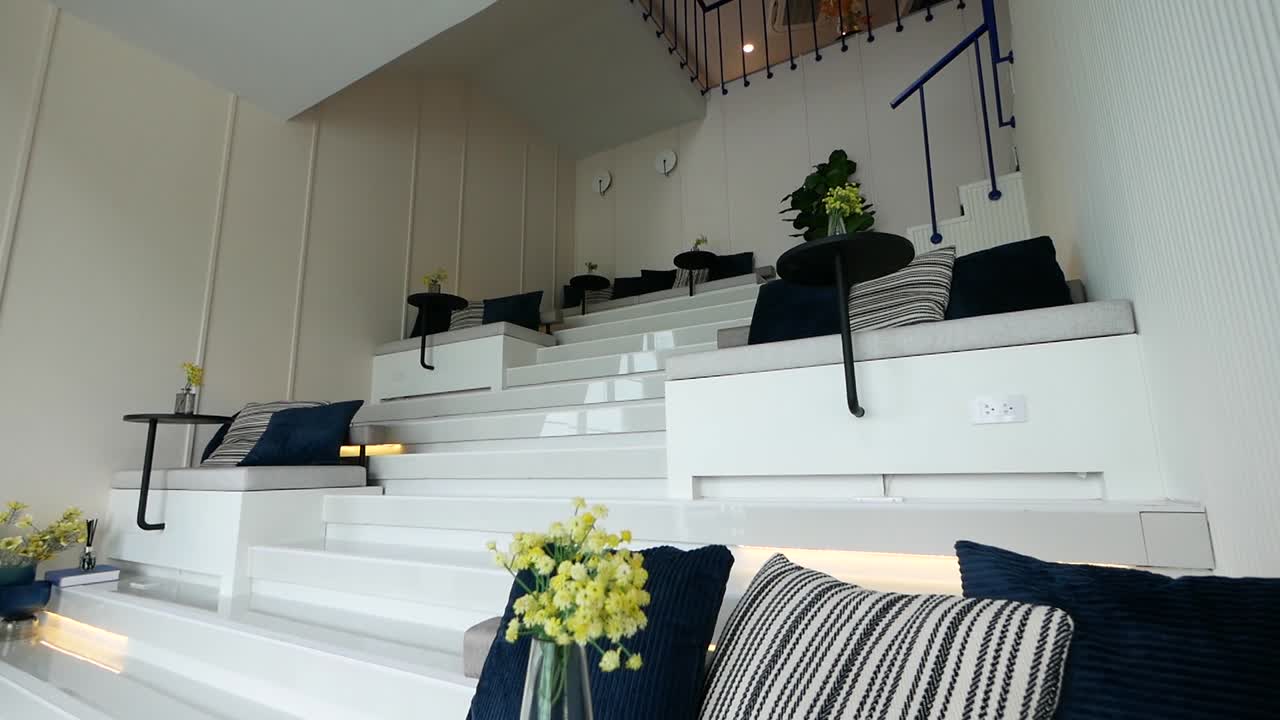 diseño de interiores de área polivalente moderno y de moda, sin gente