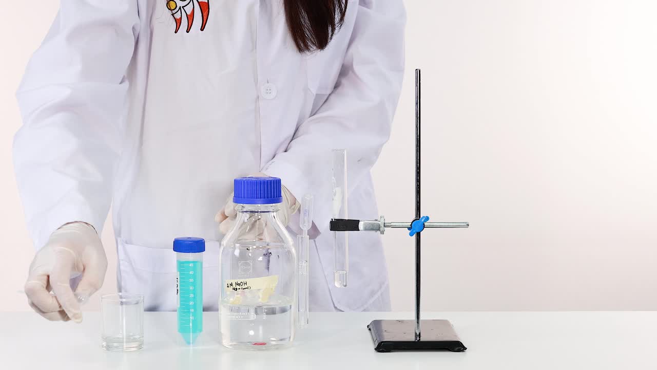 과학자는 실험실 환경에서 나오 반응을 수행합니다.