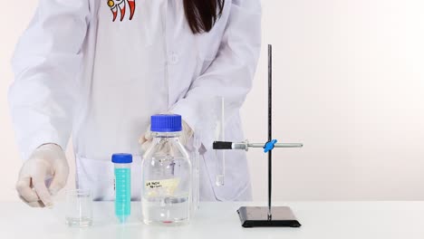 el científico lleva a cabo la reacción naoh en un entorno de laboratorio