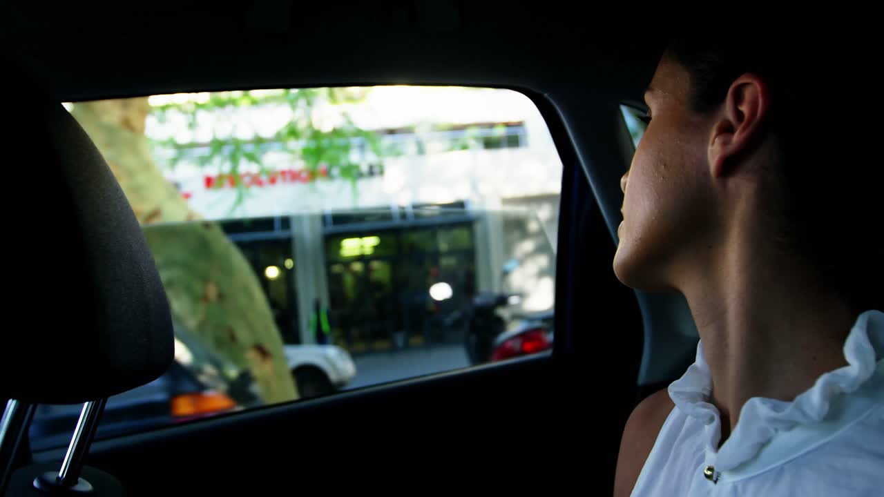 자동차 로 여행 하는 사업가