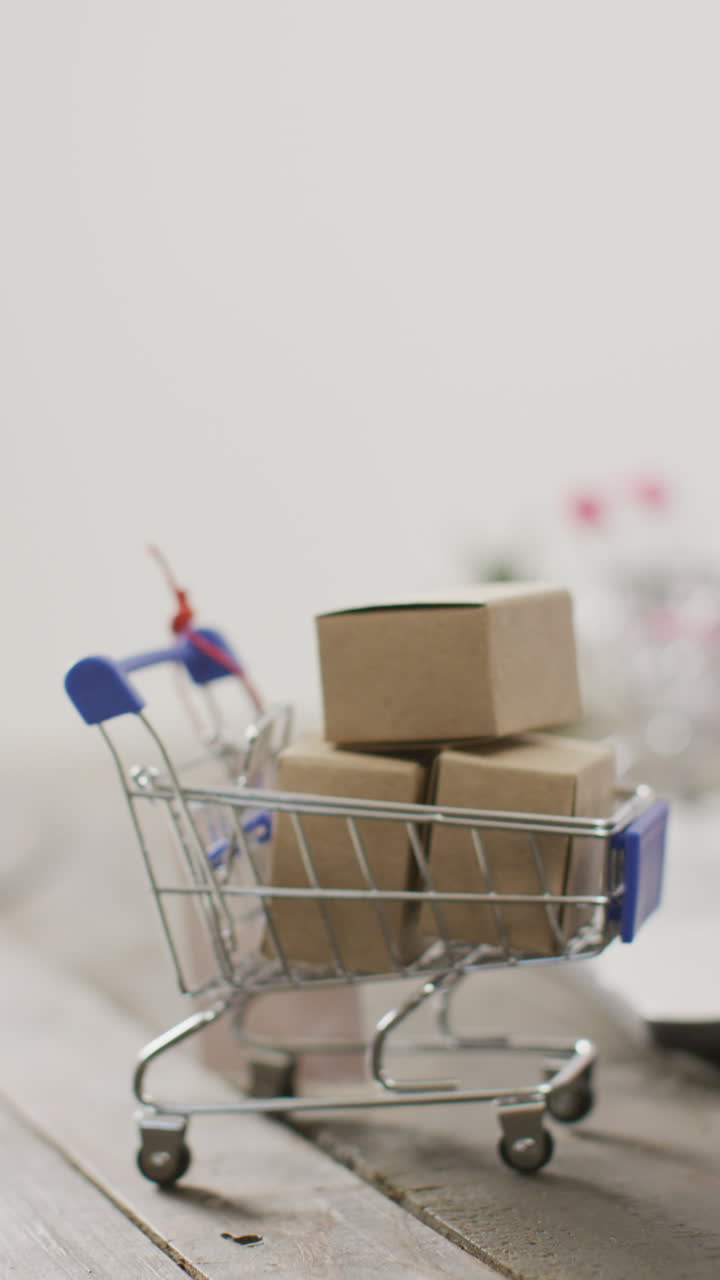 video vertical del carrito de compras con cajas en fondo blanco