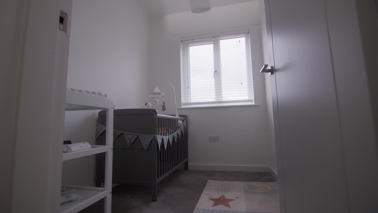 sala de exposición moderna para bebés en una casa de nueva construcción