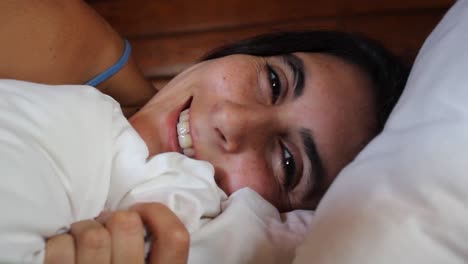 Schönes-Mädchen-Glücklicher-Ausdruck-Und-Blick-In-Die-Kamera-Im-Schlafzimmer