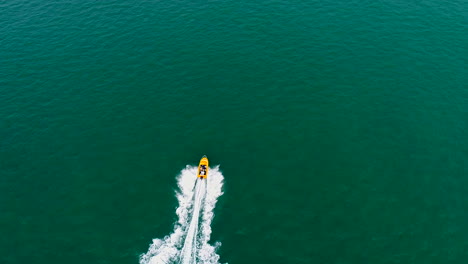 Folgendes-Boot,-Das-Auf-Wasser-Fährt