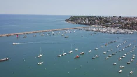 imágenes aéreas de yates y veleros en el puerto de un puerto deportivo por una comunidad costera