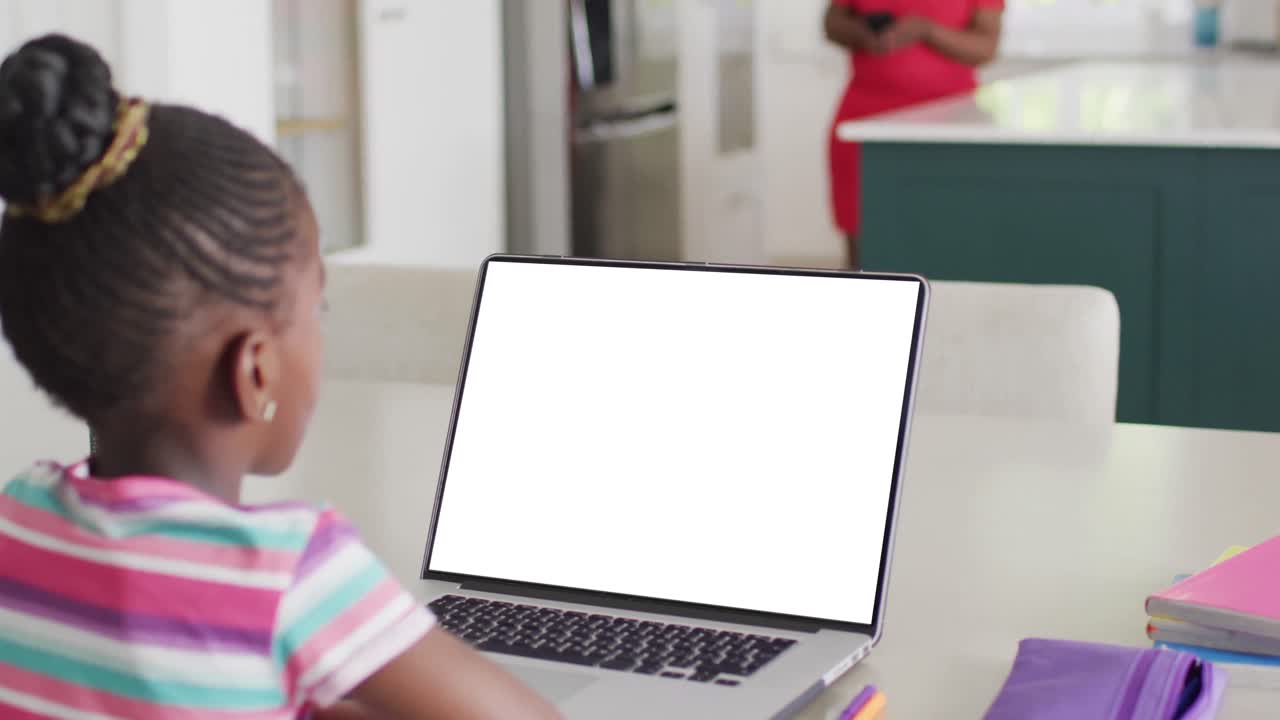 composición de una chica afroamericana en una computadora portátil aprendiendo en línea con pantalla en blanco