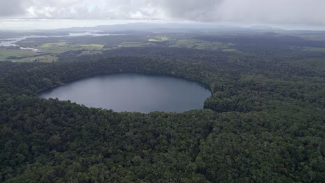 Vista-Aérea-Del-Lago-Eacham-En-Un-Día-Nublado-En-Atherton-Tableland,-Queensland,-Australia---Disparo-De-Drones