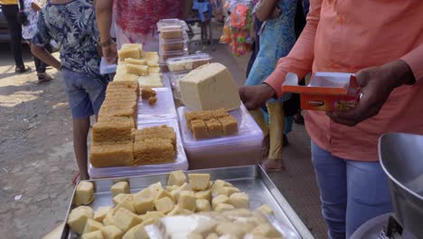 Hombre-Discapacitado-Comprando-Dulces-De-Vendedores-Ambulantes-Tiendas-Embalaje-Embalaje