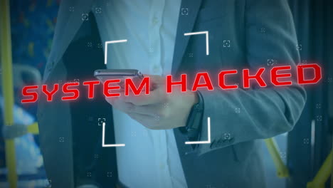 animación del sistema hackeado texto y procesamiento de datos sobre empresario caucásico usando teléfono inteligente