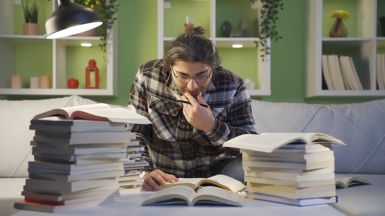 un estudiante universitario feliz estudiando en casa.