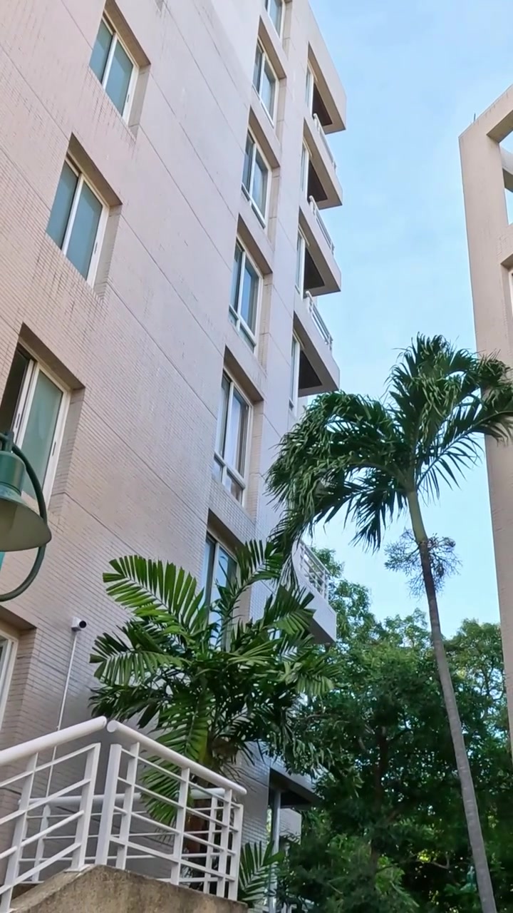 Vista diurna de um edifício de apartamentos moderno