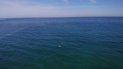 Vista-Aérea-De-Dos-Personas-En-Kayak-En-El-Océano-Azul-Cerca-De-Estepona-En-Costa-Del-Sol,-España