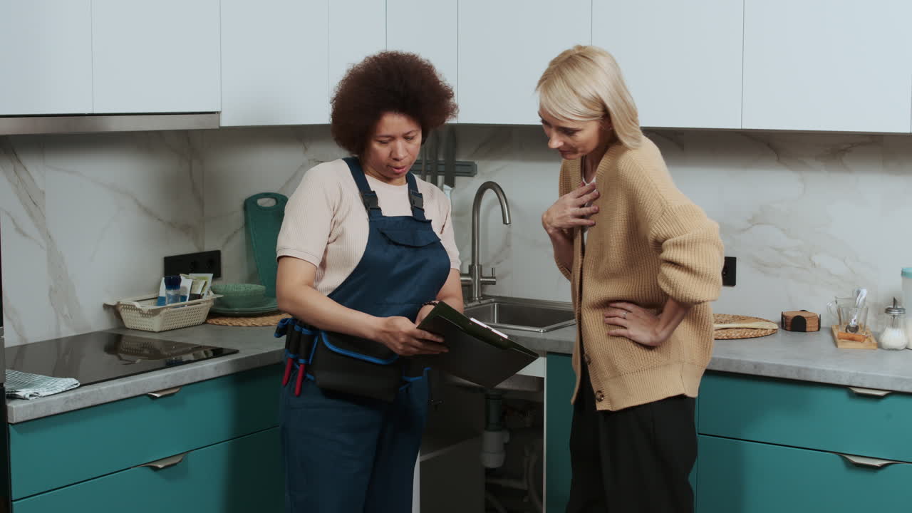 fontanero explicando la factura