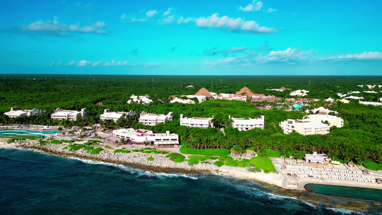trs yucatan resort en tulum, méxico, disparo de drones deslizantes de las piscinas y la playa